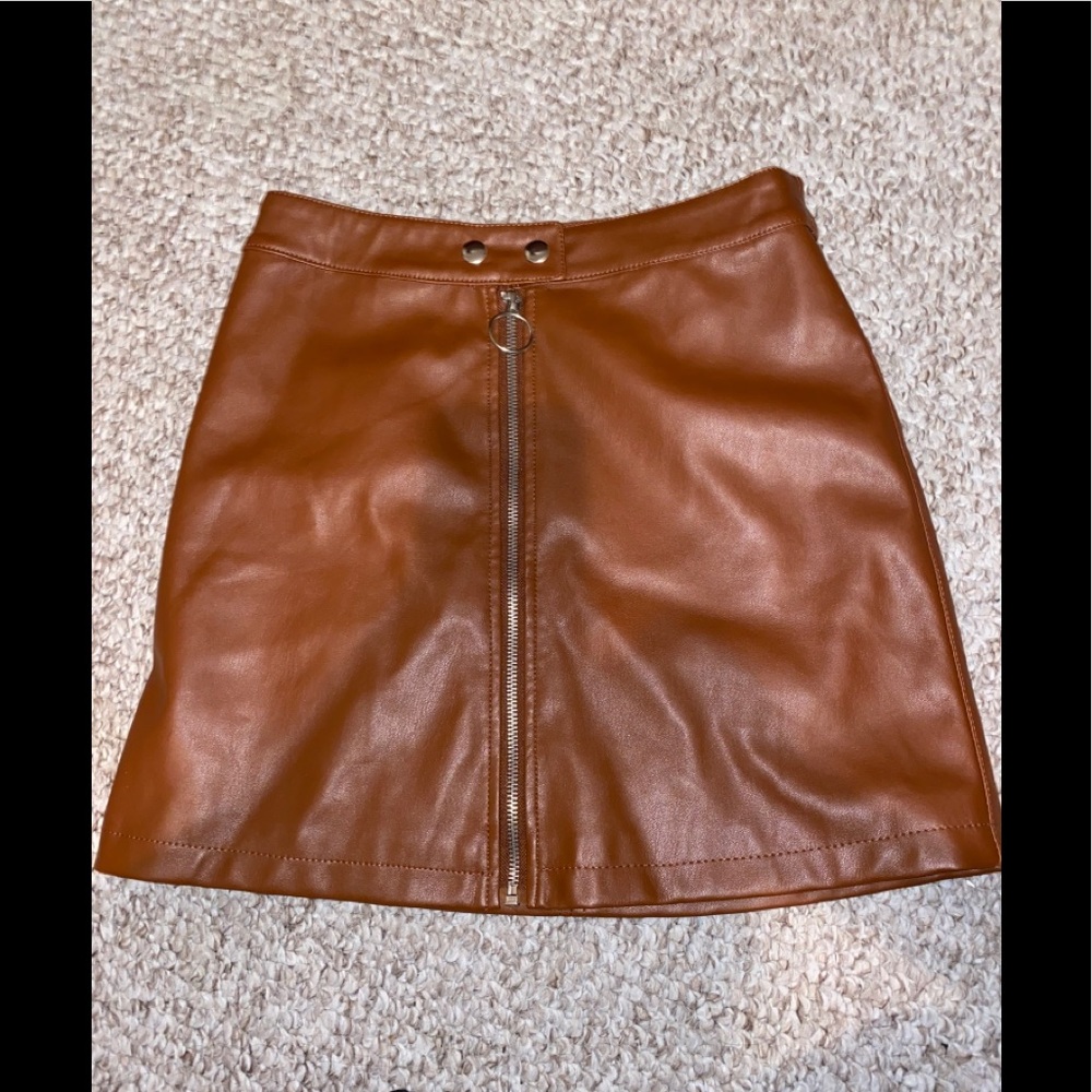 Zip up faux leather mini skirt
